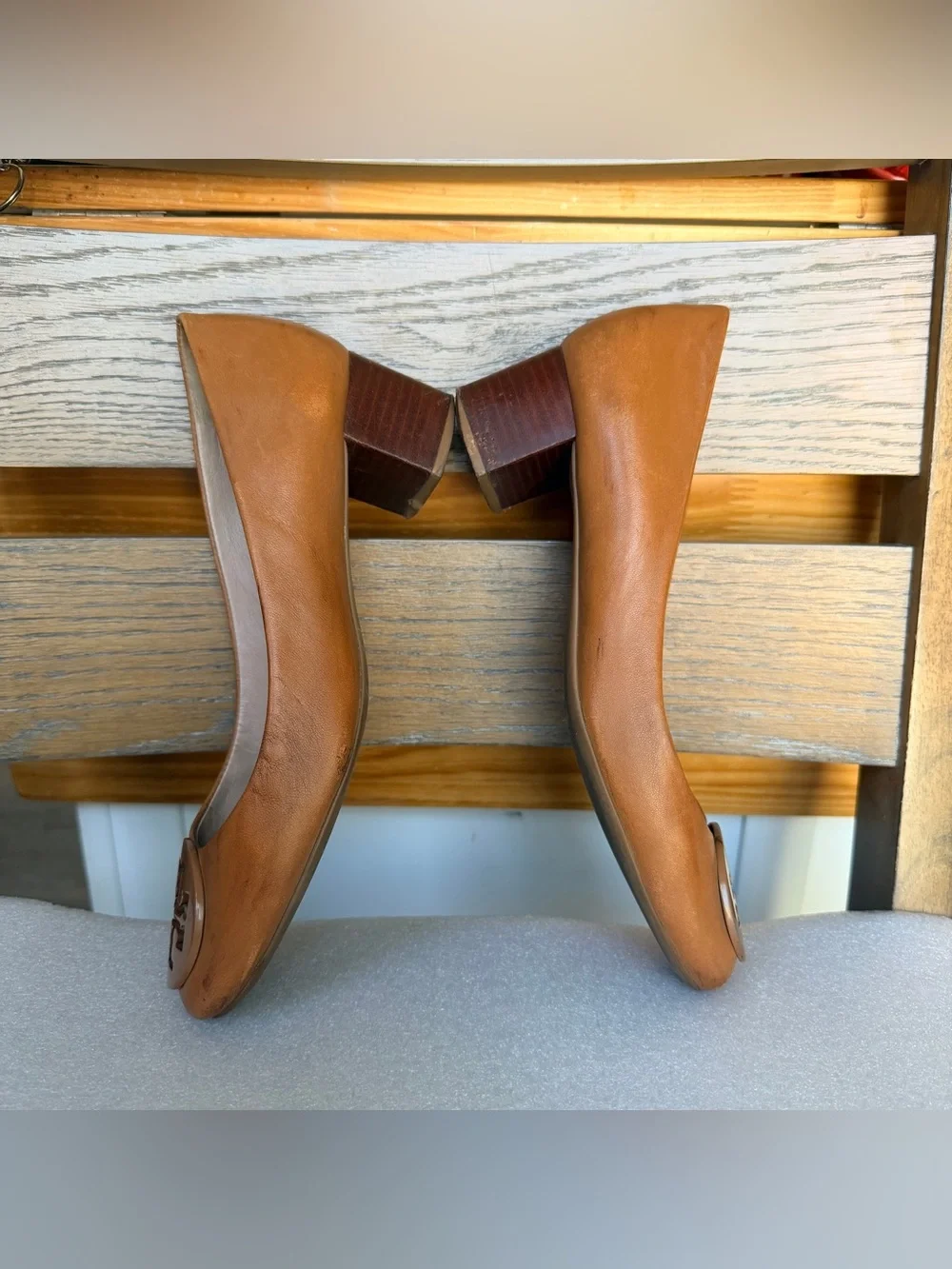 Tory Burch Cognac Leather Mid Block Heel Pumps with Logo Medallion sz 7